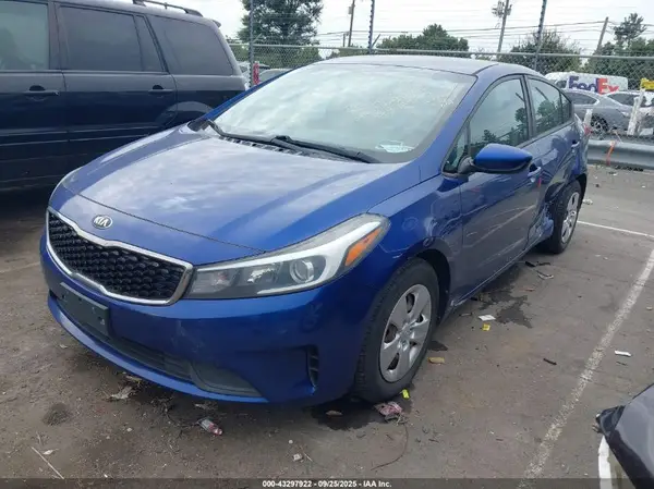 3KPFK4A78HE071165 2017 KIA FORTE - Image 2