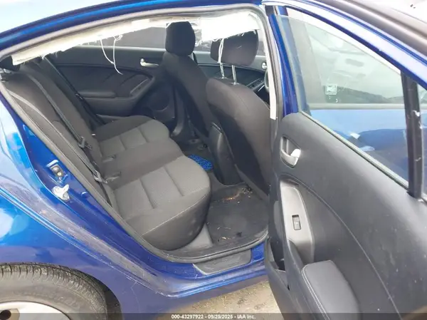 3KPFK4A78HE071165 2017 KIA FORTE - Image 8