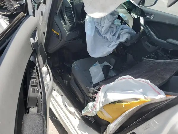 3KPFK4A78HE071313 2017 KIA FORTE - Image 8