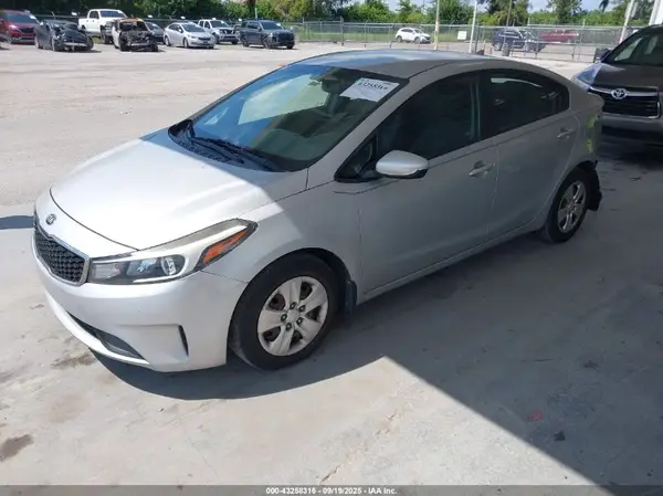 3KPFK4A78HE072316 2017 KIA FORTE - Image 2