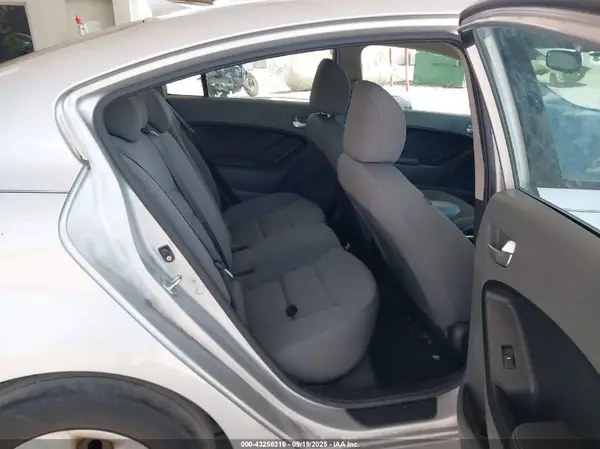 3KPFK4A78HE072316 2017 KIA FORTE - Image 8