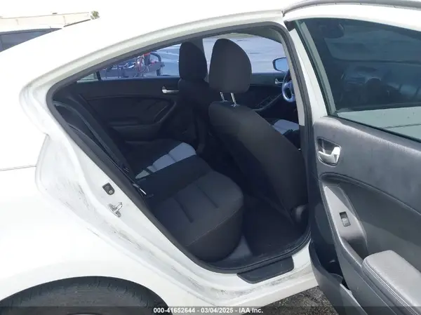 3KPFK4A78HE072333 2017 KIA FORTE - Image 8