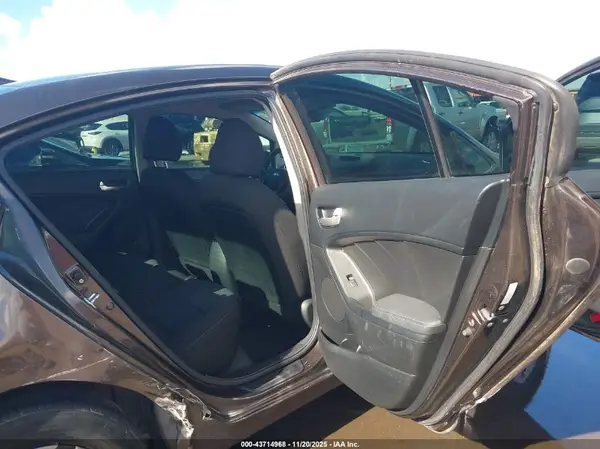 3KPFK4A78HE081419 2017 KIA FORTE - Image 8