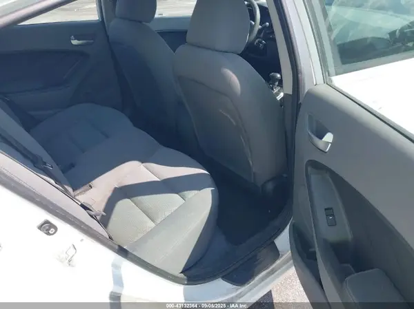 3KPFK4A78HE087477 2017 KIA FORTE - Image 8