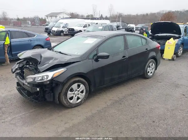 3KPFK4A78HE095370 2017 KIA FORTE - Image 2