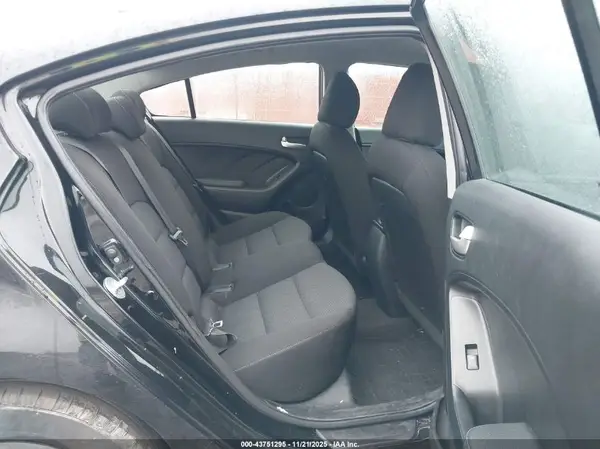 3KPFK4A78HE095370 2017 KIA FORTE - Image 8