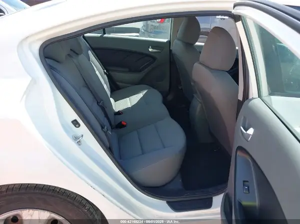 3KPFK4A78HE101037 2017 KIA FORTE - Image 8
