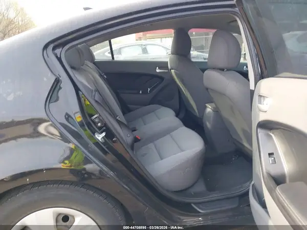 3KPFK4A78HE101300 2017 KIA FORTE - Image 8