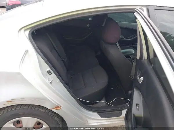3KPFK4A78HE110563 2017 KIA FORTE - Image 8