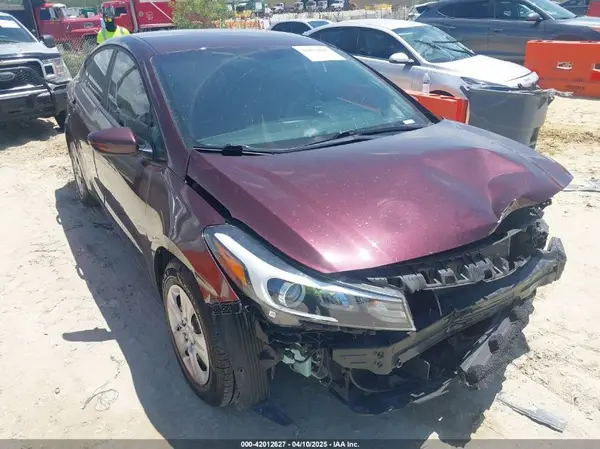 3KPFK4A78HE135379 2017 KIA FORTE - Image 1