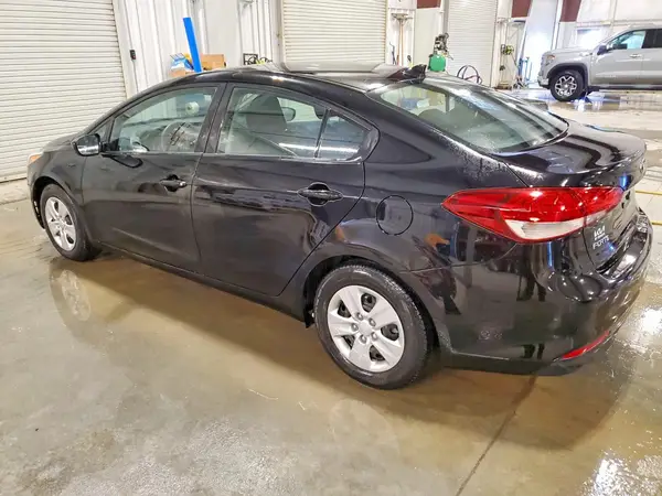 3KPFK4A78HE138606 2017 KIA FORTE - Image 2