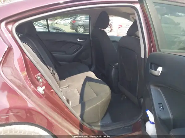 3KPFK4A78HE140596 2017 KIA FORTE - Image 8