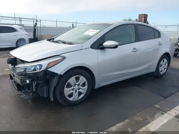 3KPFK4A78HE143918 2017 KIA FORTE - Image 2