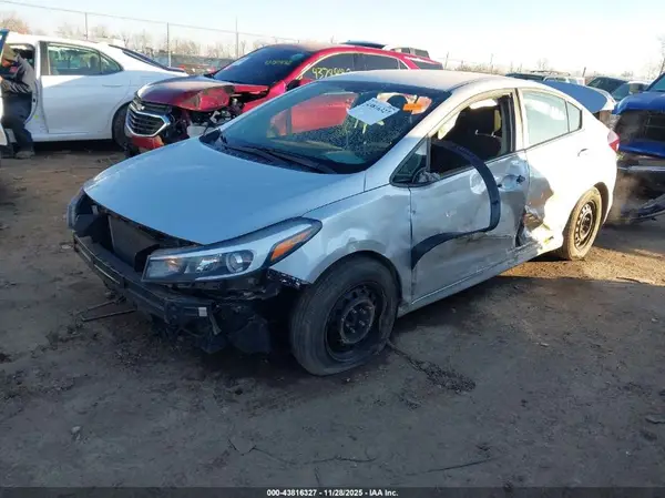 3KPFK4A78HE157771 2017 KIA FORTE - Image 2