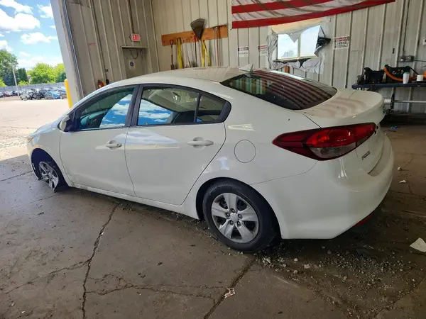 3KPFK4A78HE158659 2017 KIA FORTE - Image 2