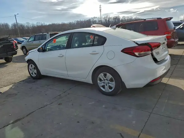 3KPFK4A78JE164659 2018 KIA FORTE - Image 2