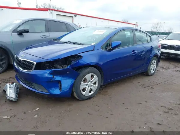3KPFK4A78JE165388 2018 KIA FORTE - Image 2