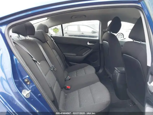 3KPFK4A78JE165388 2018 KIA FORTE - Image 8