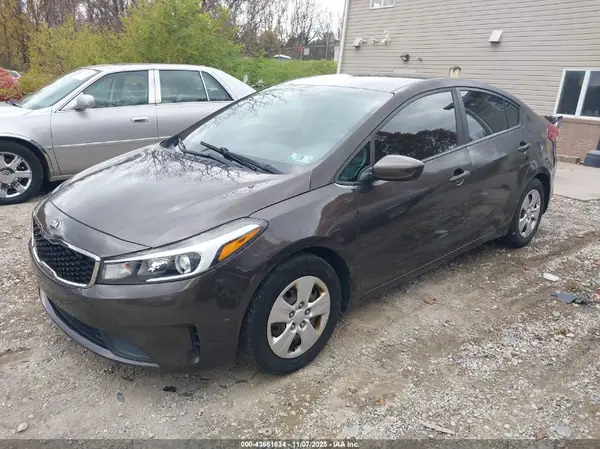 3KPFK4A78JE167559 2018 KIA FORTE - Image 2
