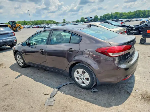 3KPFK4A78JE167562 2018 KIA FORTE - Image 2