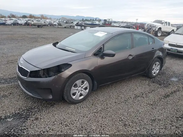 3KPFK4A78JE168520 2018 KIA FORTE - Image 2