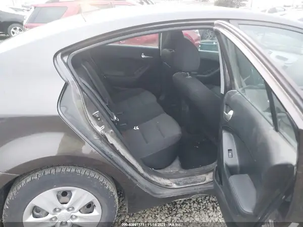 3KPFK4A78JE168520 2018 KIA FORTE - Image 8