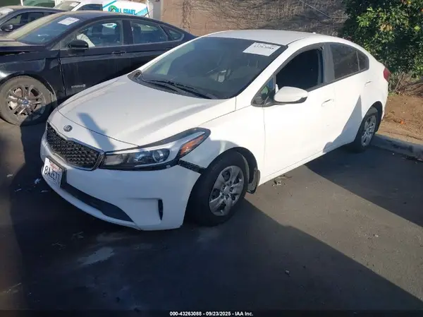 3KPFK4A78JE168548 2018 KIA FORTE - Image 2
