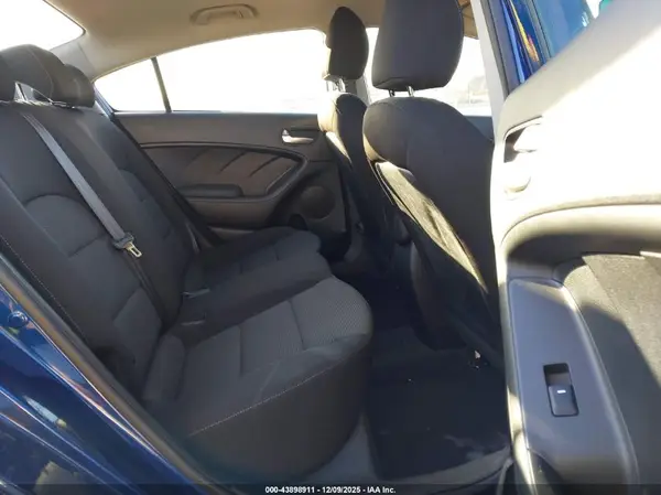 3KPFK4A78JE169912 2018 KIA FORTE - Image 8