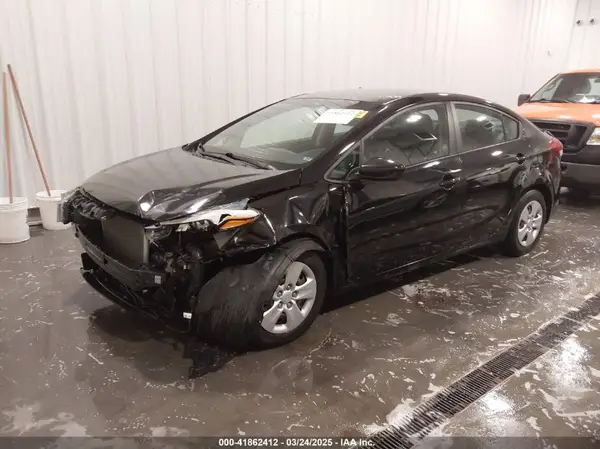 3KPFK4A78JE175080 2018 KIA FORTE - Image 2