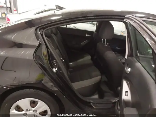3KPFK4A78JE175080 2018 KIA FORTE - Image 8