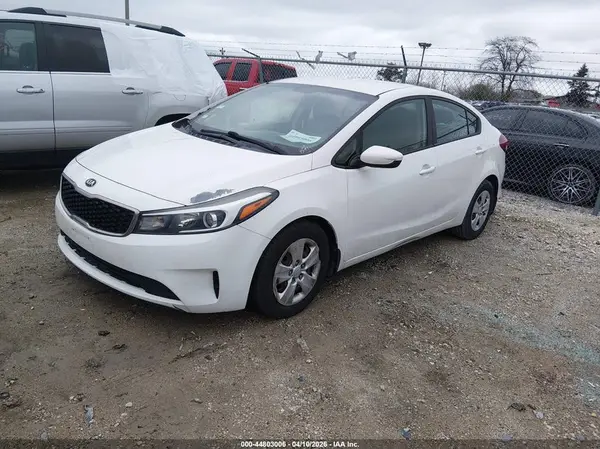 3KPFK4A78JE175533 2018 KIA FORTE - Image 2