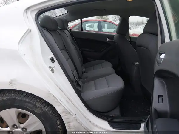3KPFK4A78JE175533 2018 KIA FORTE - Image 8