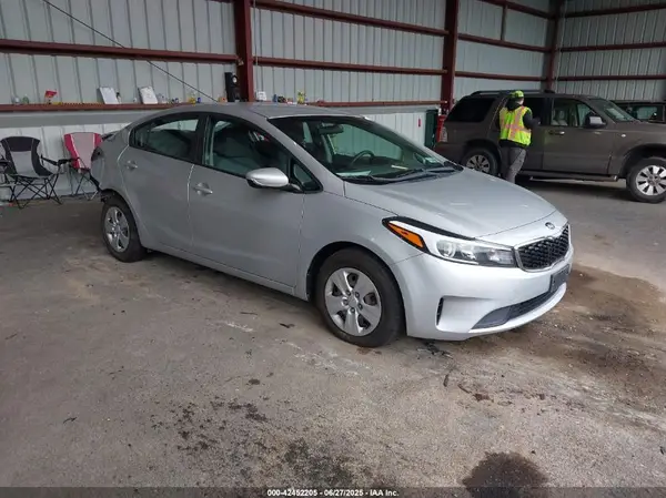 3KPFK4A78JE175760 2018 KIA FORTE - Image 1