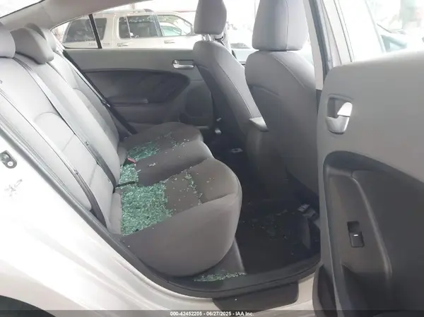 3KPFK4A78JE175760 2018 KIA FORTE - Image 8