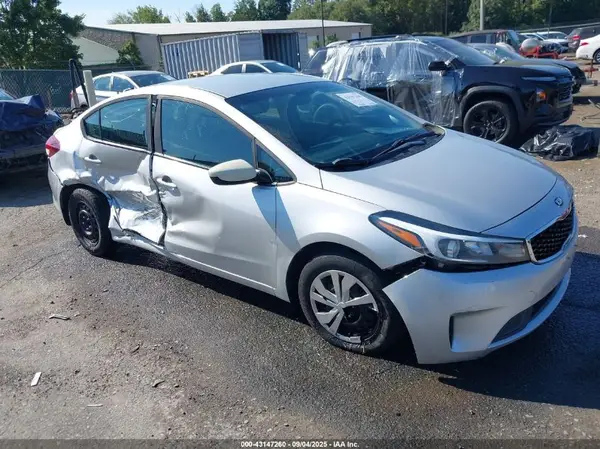 3KPFK4A78JE175824 2018 KIA FORTE - Image 1