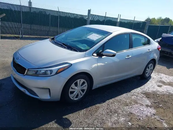 3KPFK4A78JE175824 2018 KIA FORTE - Image 2