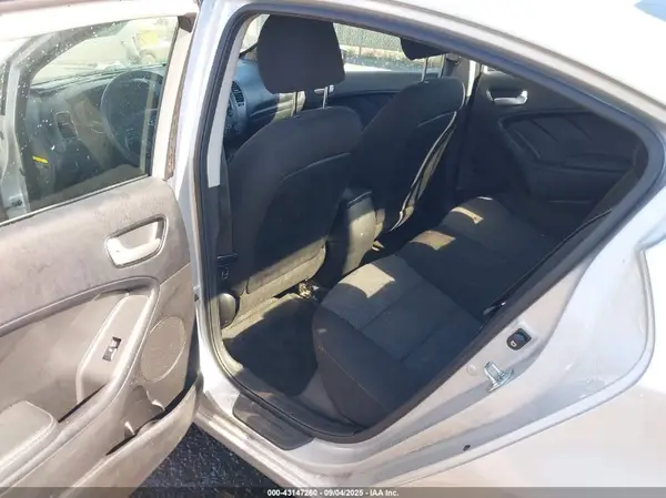 3KPFK4A78JE175824 2018 KIA FORTE - Image 8