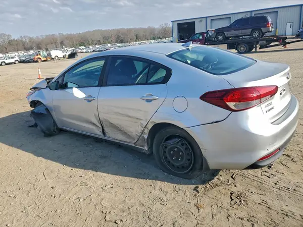 3KPFK4A78JE178478 2018 KIA FORTE - Image 2
