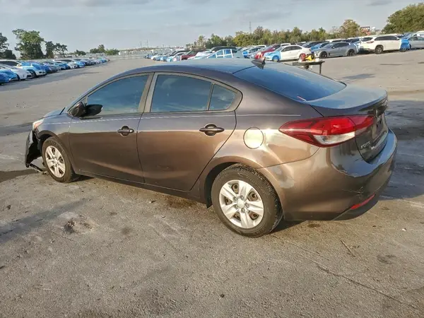 3KPFK4A78JE182711 2018 KIA FORTE - Image 2