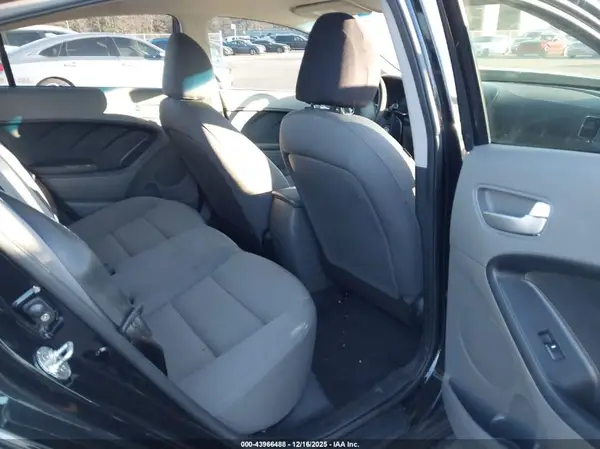 3KPFK4A78JE183230 2018 KIA FORTE - Image 8