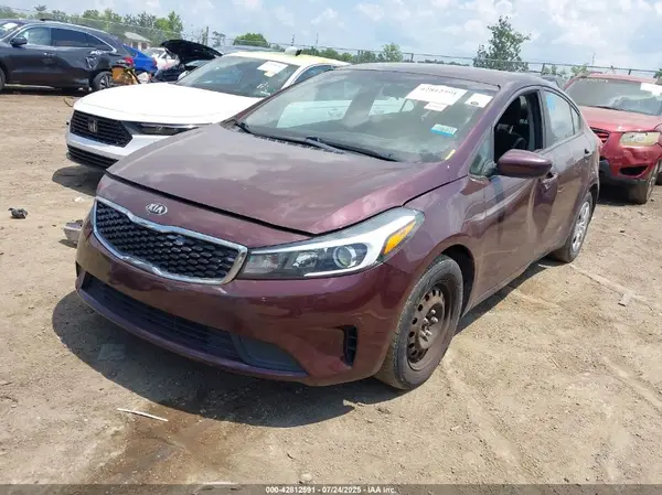 3KPFK4A78JE185608 2018 KIA FORTE - Image 2