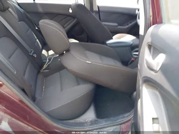 3KPFK4A78JE185608 2018 KIA FORTE - Image 8