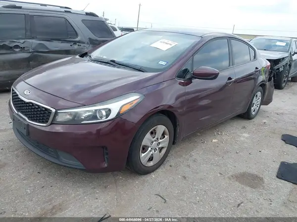 3KPFK4A78JE185706 2018 KIA FORTE - Image 2