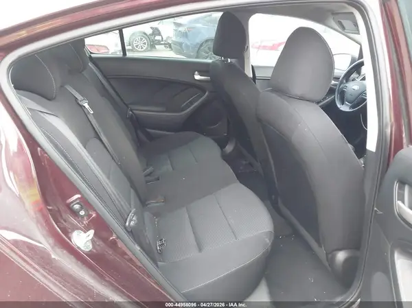 3KPFK4A78JE185706 2018 KIA FORTE - Image 8