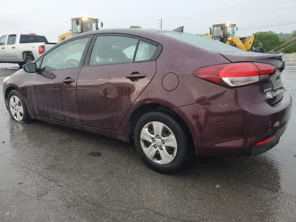 3KPFK4A78JE185768 2018 KIA FORTE - Image 2