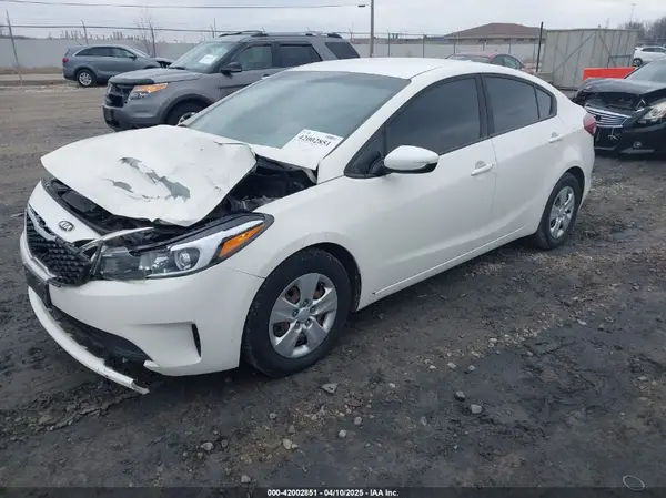 3KPFK4A78JE189304 2018 KIA FORTE - Image 2