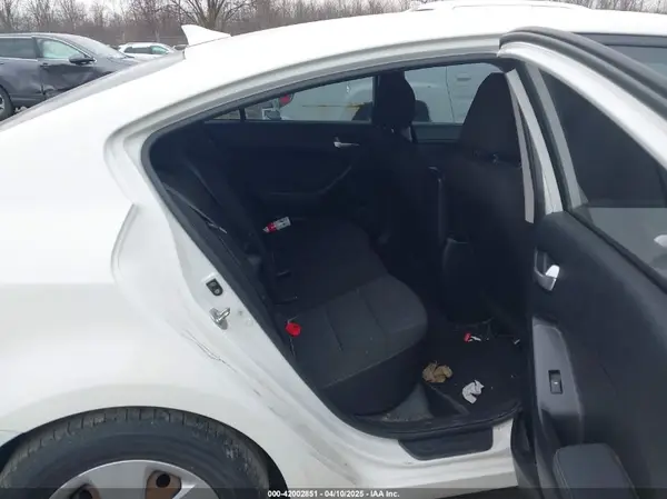 3KPFK4A78JE189304 2018 KIA FORTE - Image 8
