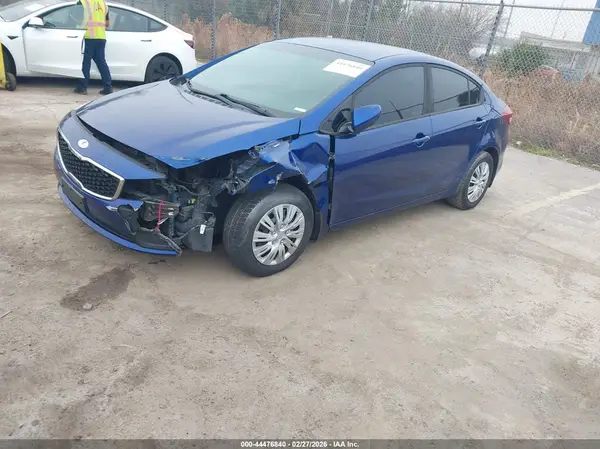 3KPFK4A78JE190789 2018 KIA FORTE - Image 2