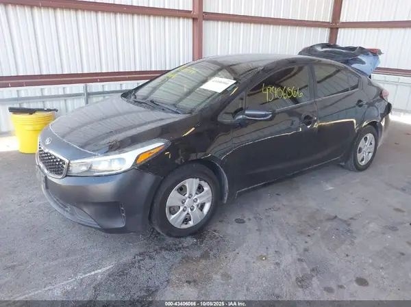 3KPFK4A78JE192770 2018 KIA FORTE - Image 2