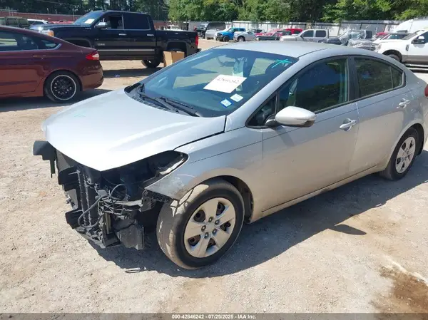 3KPFK4A78JE193207 2018 KIA FORTE - Image 2